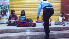 Un agent de sécurité désintéressé donne des cours gratuits sur le trottoir pour les enfants des bidonvilles