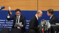 Vidéo – un eurodéputé italien piétine les notes d’un discours de Pierre Moscovici avec sa chaussure « faite en Italie »