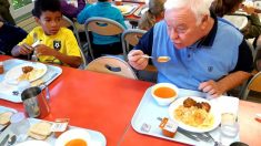 Quand la municipalité de Marquette permet aux retraités et aux enfants de manger ensemble à la cantine