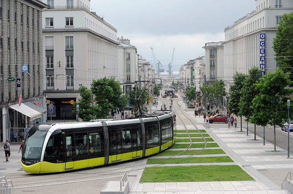 Une ligne de tramway à Brest. Crédit : FRED TANNEAU/AFP/Getty Images.