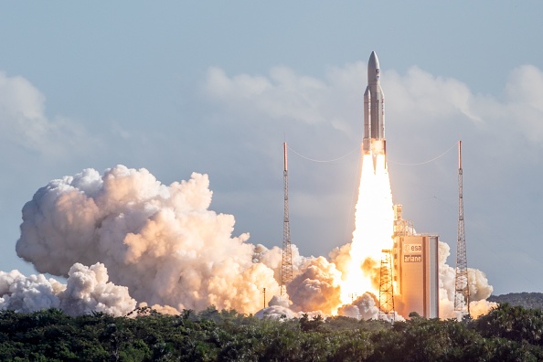 -La fusée Ariane 5 doit décoller dans la nuit de vendredi à samedi, 19/20 octobre 2018 de Kourou, en Guyane française, avec à son bord les deux sondes de la mission BepiColombo2018. Photo by - / AFP/ Getty Images.