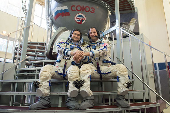 -Le cosmonaute russe Alexey Ovchinin et l'astronaute de la NASA Nick Hague, lors de leur examen final au Centre de formation des cosmonautes Gagarine à Star City, près de Moscou, le 14 septembre 2018. Photo STR / AFP / Getty Images.