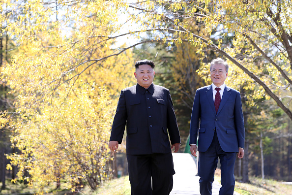 - Image d’illustration. Le chef de la Corée du Nord, Kim Jong Un et le président sud-coréen, Moon Jae-in se rendent ensemble à la maison d'hôtes de Samjiyon le 20 septembre 2018 à Samjiyon. Photo de Pyeongyang Press Corps / Pool / Getty Images.