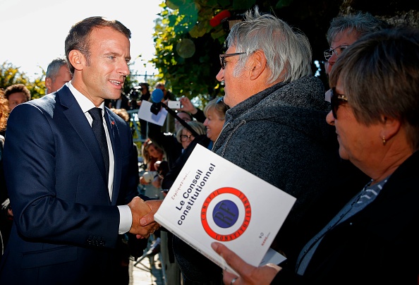 Le président Emmanuel Macron échange avec des retraités. (Photo : VINCENT KESSLER/AFP/Getty Images)