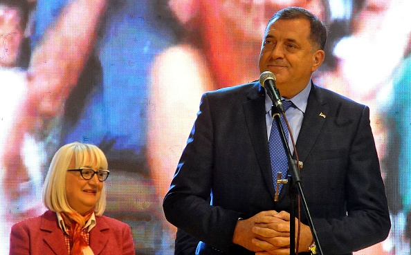 Une récente photo prise le 2 octobre 2018 dans la ville de Doboj, dans le nord de la Bosnie, montre Milorad Dodik, dirigeant du SNSD, un parti politique influent parmi les Serbes de Bosnie. La Bosnie-Herzégovine est entrée dans la phase finale des activités préélectorales de 2018, avant les élections générales du 7 octobre. Photo ELVIS BARUKCIC / AFP / Getty Images.