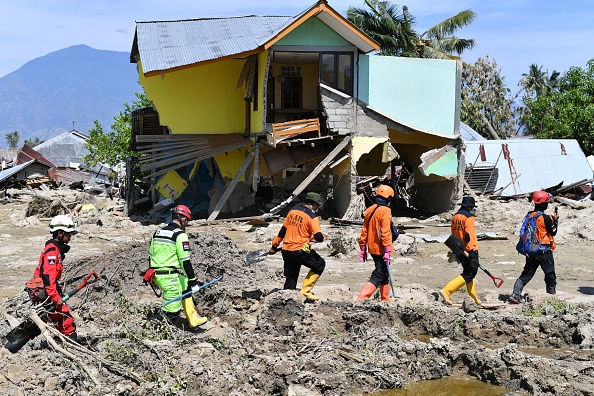 -Les équipes de recherche ont déployé des efforts désespérés dans la dernière ligne droite pour retrouver les survivants dans des bâtiments détruits une semaine après le séisme-tsunami dévastateur en Indonésie. Photo ADEK BERRY / AFP / Getty Images.