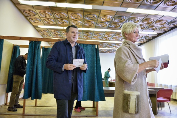 -Le président letton Raimonds Vejonis et son épouse Iveta Vejone se préparent à voter dans un bureau de vote à Ogre, en Lettonie, lors des élections générales du 6 octobre 2018. ILMARS ZNOTINS / AFP / Getty Images.