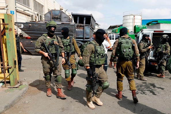 -Le 7 octobre 2018, les forces de sécurité israéliennes patrouille sur le site d'une attaque qui aurait eu lieu dans le parc industriel de Barkan, près de la colonie israélienne d'Ariel, en Cisjordanie. Photo JACK GUEZ / AFP / Getty Images.