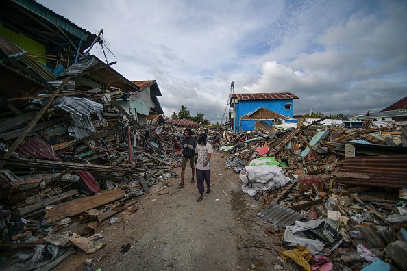 -Le nombre de personnes portées disparues après le tremblement de terre et le tsunami qui ont frappé la ville indonésienne de Palu a grimpé à 5 000, a déclaré un responsable le 7 octobre. Photo MOHD RASFAN / AFP / Getty Images.

