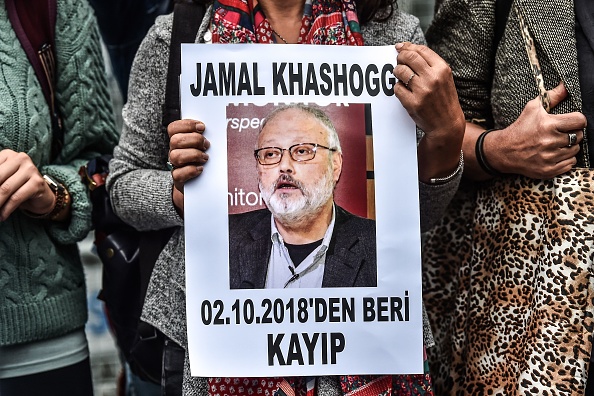 -Khashoggi, un contributeur du Washington Post, a disparu le 2 octobre dernier après être entré au consulat d'Arabie Saoudite pour recevoir des documents officiels avant son mariage avec une femme turque. Une source gouvernementale turque a déclaré à l'AFP ce week-end que la police estimait que le journaliste "a été tué par une équipe spécialement envoyée à Istanbul et qui est parti le même jour". Photo OZAN KOSE / AFP / Getty Images.