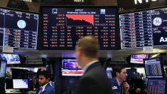 Les Bourses mondiales dégringolent, Trump accuse la Fed