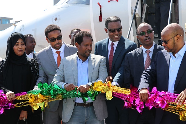 Le maire de Mogadiscio, Abdirahman Omar Osman et le PDG d’Ethiopias National Airways, Abera Lemi célèbrent le premier vol commercial de National Airways reliant Addis-Abeba à Mogadiscio en 41 ans, le 13 octobre 2018. Photo ABDIRAZAK HUSSEIN FARAH / AFP / Getty Images.