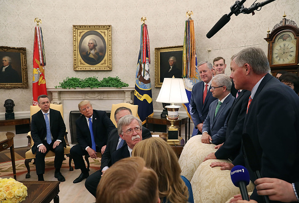 -Aux côtés de membres du Congrès et de l'administration, le président des États-Unis, Donald Trump, accueille le prédicateur chrétien évangélique américain Andrew Brunson. Photo de Mark Wilson / Getty Images.