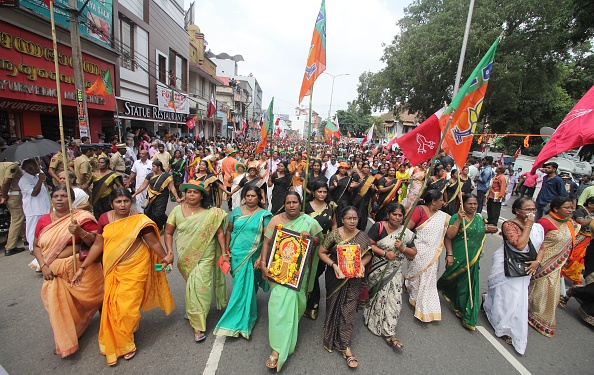Des fidèles hindous indiens participent à une manifestation de protestation contre un verdict de la Cour suprême révoquant l'interdiction d'entrée des femmes dans un temple hindou, à Thiruvananthapuram, dans l'État du Kerala, le 15 octobre 2018. -KAVIYOOR SANTOSH/AFP/Getty Images