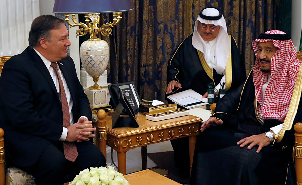 -Le roi Salman (Arabie saoudite) d'Arabie saoudite rencontre le secrétaire d'État américain Mike Pompeo à Riyad le 16 octobre 2018. Les deux personnes limogées étaient des principaux collaborateurs du prince héritier Mohammed ben Salmane. Photo LEAH MILLIS / AFP / Getty Images.