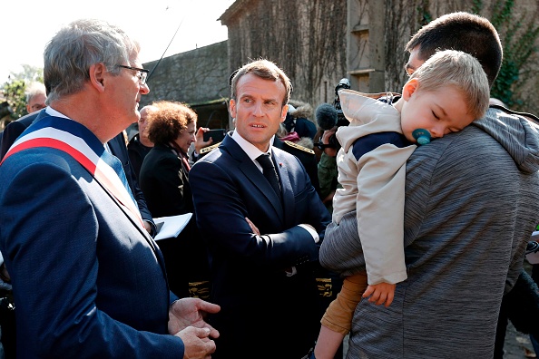 Emmanuel Macron en visite dans l'Aude.(Photo : GUILLAUME HORCAJUELO/AFP/Getty Images)