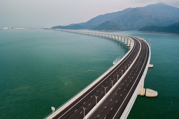 -Le plus long pont maritime au monde reliant Hong Kong, Macao et la Chine continentale inauguré le 23 octobre, à un moment où Pékin cherche à resserrer son emprise sur ses territoires. Photo ANTHONY WALLACE / AFP / Getty Images.