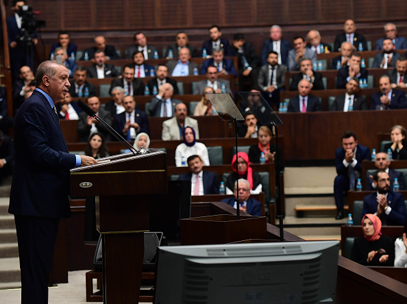 -Le 23 octobre : Le président Recep Tayyip Erdogan parle du meurtre du journaliste saoudien Jamal Khashoggi lors de son discours parlementaire hebdomadaire à Ankara, en Turquie. Erdogan a déclaré que Khashoggi était la victime d'un meurtre "brutal" et "planifié" et a appelé à l'extradition de 18 suspects vers la Turquie pour qu'ils soient jugés. Photo de Getty Images.
