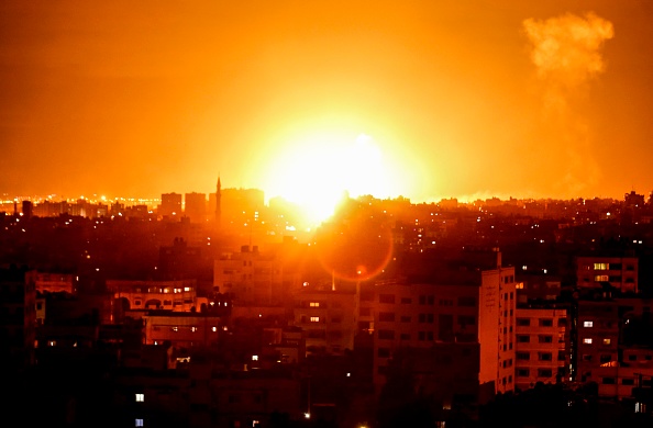 -Une photo prise le 27 octobre 2018 montre une boule de feu en train d'exploser au cours de frappes aériennes israéliennes dans la ville de Gaza. Photo MAHMUD HAMS / AFP / Getty Images.