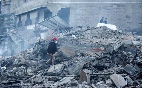 -Des personnes inspectent les décombres d'un bâtiment à la suite d'une attaque aérienne israélienne sur la ville de Gaza le 27 octobre 2018. Un barrage de roquettes depuis Gaza a frappé Israël pendant la nuit, a annoncé l'armée le 27 octobre, une poussée qui pourrait compromettre les efforts de trêve. Photo MAHMUD HAMS / AFP / Getty Images.