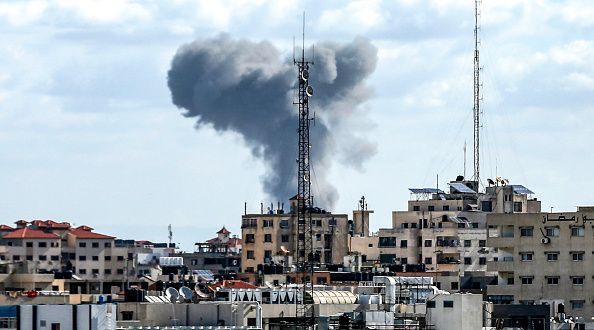 -Le 27 octobre 2018, la photo montre un panache de fumée formé après le bombardement israélien dans la ville de Gaza. Un barrage de roquettes en provenance de Gaza a touché Israël pendant la nuit, a déclaré l'armée israélienne. Photo MAHMUD HAMS / AFP / Getty Images.
