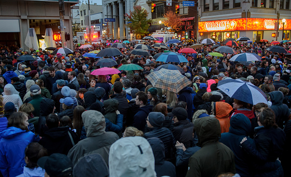 -Pittsburgh, le 27 octobre : Les gens se réunissent pour une veillée aux chandelles interconfessionnelle à quelques pâtés de maisons du lieu d'un tir de masse à la synagogue de l'arbre de vie en Pennsylvanie. Photo par Jeff Swensen / Getty Images.