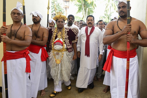 -Mahinda Rajapakse, ancien président du Sri Lanka et nouveau Premier ministre, arrive au temple de la dent sacrée à Kandy. Le Premier ministre limogé du Sri Lanka, Ranil Wickremesinghe, s'oppose à l'expulsion de son domicile officiel le 28 octobre. Photo LAKRUWAN WANNIARACHCHI / AFP / Getty Images.