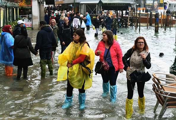 -L’eau a atteint un pic de 156 cm à Venise, les passerelles en bois disposées pour permettre de circuler au sec ne sont plus sûres. Photo MIGUEL MEDINA/AFP/Getty Images.