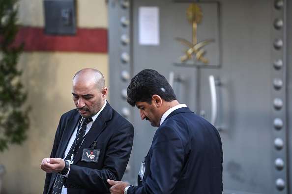 -Des membres du consulat de la sécurité attendent le procureur saoudien devant la porte du consulat d'Arabie Saoudite le 29 octobre 2018 à Istanbul. Photo OZAN KOSE / AFP / Getty Images.