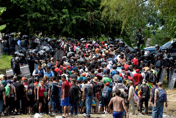 -Un nouveau groupe de migrants honduriens tente d'atteindre et de traverser la frontière guatémaltèque vers le Mexique dans l'espoir de réaliser le « rêve américain » et d'atteindre les États-Unis. Photo JOHAN ORDONEZ / AFP / Getty Images.