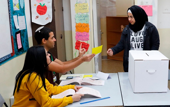 -Une Palestinienne de Jérusalem se prépare à voter lors des élections locales du 30 octobre 2018 à Shuafat. Les Israéliens ont voté aux élections locales. Photo AHMAD GHARABLI / AFP / Getty Images.
