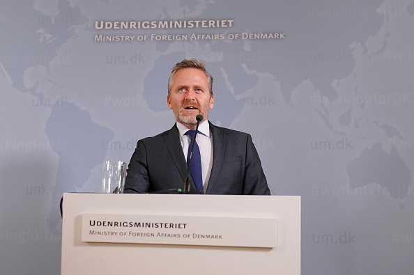 -Le ministre danois des Affaires étrangères, Anders Samuelsen, donne une conférence de presse à Copenhague, le 30 octobre 2018. Le Danemark a rappelé son ambassadeur en Iran après avoir accusé Téhéran d'avoir planifié une « attaque » déjouée. Photo à MARTIN SYLVEST / AFP / Getty Images.