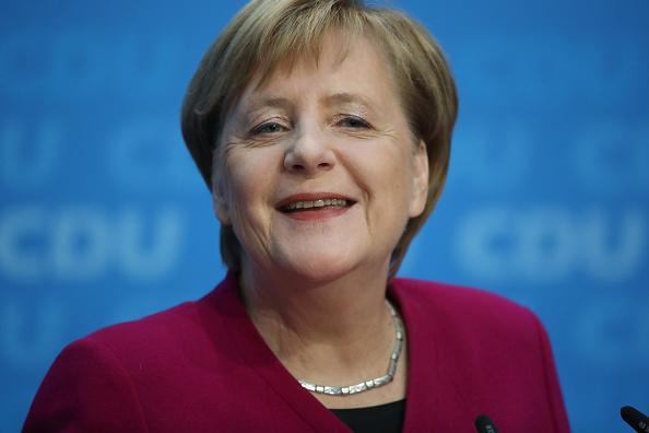 La chancelière allemande et leader des démocrates chrétiens allemands (CDU), Angela Merkel, prend la parole lors d'une conférence de presse le lendemain des élections dans l'État de Hesse le 29 octobre 2018 à Berlin, en Allemagne. Merkel a annoncé qu'elle ne se représenterait pas à la présidence du parti ni à la chancelière, et qu'elle se retirerait de ses fonctions politiques une fois son mandat expiré. La CDU est arrivée en première place à Hesse, mais à 27%, soit 11 points de moins que lors des dernières élections. (Photo : Sean Gallup/Getty Images)