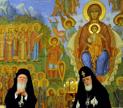 -Le patriarche œcuménique Bartholomé (à gauche) et le patriarche orthodoxe de l’église géorgienne Ilia II (à droite), les chefs spirituels des chrétiens orthodoxes du monde, se sont rencontrent à Tbilissi le 10 janvier 2013. Photo VANO SHLAMOV / AFP / Getty Images.