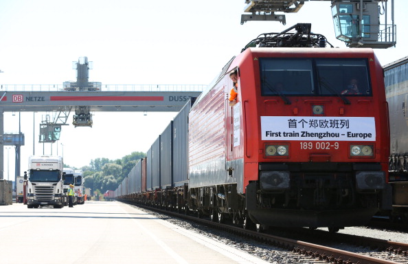 -Le premier train de marchandises au départ de la ville chinoise de Zhengzhou est arrivé le 2 août 2013 à Hambourg, dans le nord de l'Allemagne. Le train était chargé de 51 conteneurs, arrivé après 15 jours de route parcourue sur 10 214 km. Photo CHRISTIAN CHARISIUS / AFP / Getty Images.