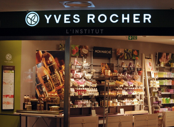 -L’image montre un magasin de cosmétiques 'Yves Rocher', la marque possède de nombreux magasins dans le monde. Photo d’illustration ERIC PIERMONT / AFP / Getty Images.
