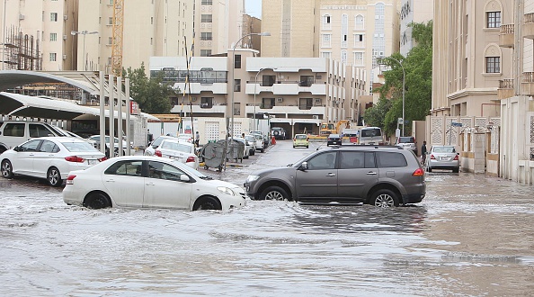 Les automobilistes circulent dans une rue inondée de Doha, la capitale qatari, après les fortes pluies. Le Qatar a été frappé par de graves inondations, provoquant un embouteillage sur les routes du pays désertique ainsi que la fermeture d'écoles et de l'ambassade des États-Unis.(Photo :  KARIM JAAFAR/AFP/Getty Images)
