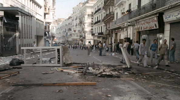  Des policiers anti-émeute se sont déployés dans les rues d'Alger le 10 octobre 1988.  Photo credit should read AFP/Getty Images.