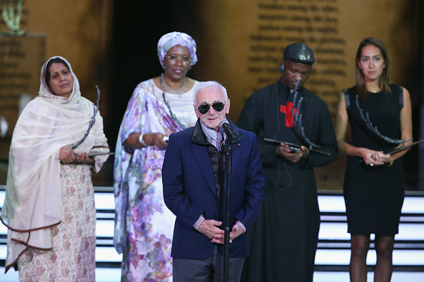 - Arménie. Le 24 avril : le chanteur / compositeur Charles Aznavour prend la parole lors de la cérémonie du prix Aurora le 24 avril 2016 à Erevan, en Arménie. Photo par Andreas Rentz / Getty Images pour 100 vies.