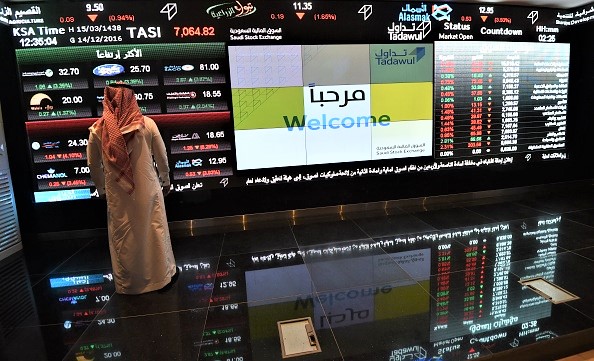 -Un investisseur saoudien surveille la bourse de Ryad, la capitale. Photo d’illustration FAYEZ NURELDINE / AFP / Getty Images.