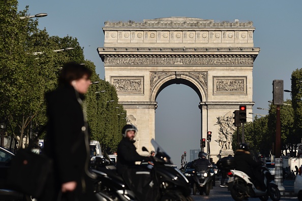-L'avenue des Champs-Élysées près du monument de l'Arc de Triomphe à Paris. Photo  d'illustration PHILIPPE LOPEZ / AFP / Getty Images.