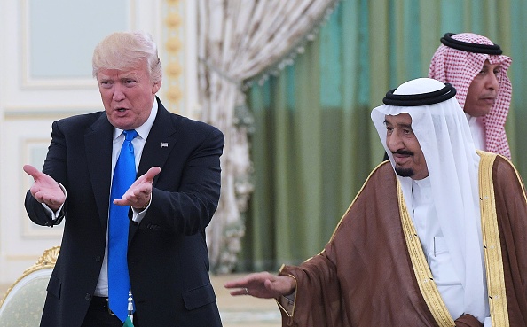 -Le président américain Donald Trump  et le roi d'Arabie Saoudite Salman bin Abdulaziz al-Saud lors d'une cérémonie de signature à la Cour royale saoudienne à Riyad. Photo   MANDEL NGAN/AFP/Getty Images.