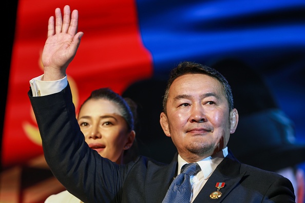 -Le candidat à l'élection présidentielle mongole, Battulga Khaltmaa, du parti de la démocratie mongole, est devenu président en 2017. Photo BYAMBASUREN BYAMBA-OCHIR / AFP / Getty Images.