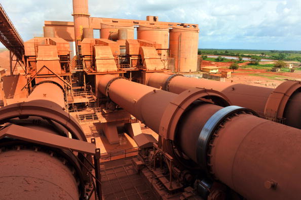 -La Guinée est le premier exportateur mondial de bauxite avec lequel l’aluminium est produit. Des réserves de cuivre, d'or et de diamants sont également exploitées dans ce pays d'Afrique de l'Ouest. Photo GEORGES GOBET / AFP / Getty Images.