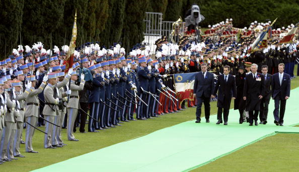 -Le Premier ministre français François Fillon et le grand-duc Henri de Luxembourg assistent à la cérémonie marquant le 90e anniversaire de l'armistice de la Première Guerre mondiale à l'ossuaire de Douaumont, le 11 novembre 2008 à Douaumont, près de Verdun, dans l'est de la France. Photo JEAN-CHRISTOPHE VERHAEGEN / AFP / Getty Images.