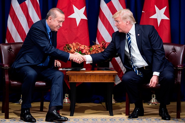 -Le président turc Recep Tayyip Erdogan et le président américain Donald Trump se serrent la main avant une réunion à New York. Photo d’illustration BRENDAN SMIALOWSKI / AFP / Getty Images.