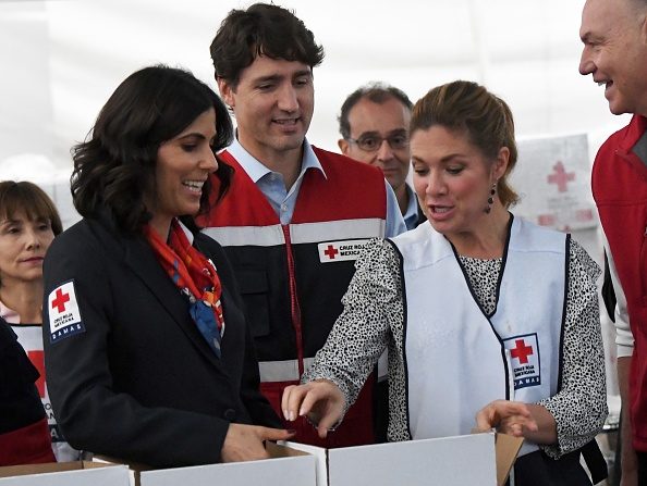 Illustration. La première dame du Canada, Sophie Grégoire visite le 12 octobre 2017 un centre de stockage des secours des victimes du séisme au siège de la Croix-Rouge à Mexico. PHOTO / PEDRO PARDO Getty-Images.