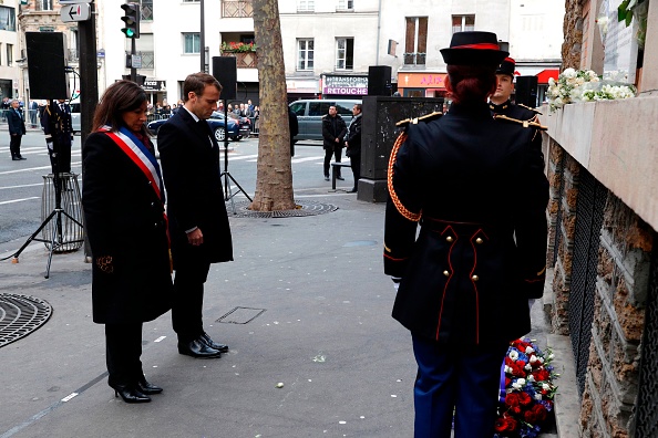 Le président Emmanuel Macron et la maire de Paris avaient rendu hommage  l'an dernier aux victimes des attentats de 2015.   (PHILIPPE WOJAZER/AFP/Getty Images)