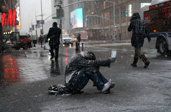 Le froid est insoutenable pour les sans-abris. (TIMOTHY A. CLARY/AFP/Getty Images)