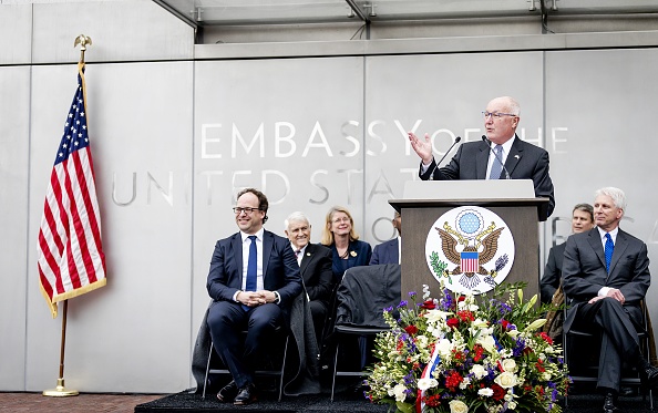 -L'ambassadeur des États-Unis aux Pays-Bas, Pete Hoekstra, déclare la décision de la cour Internationale comme étant sans fondements. Photo ROBIN VAN LONKHUIJSEN / AFP / Getty Images.